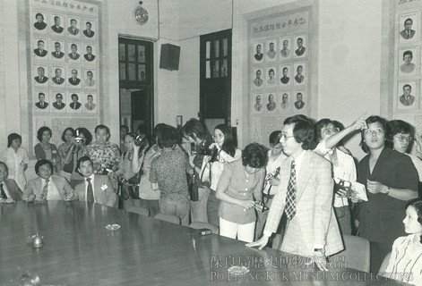 1976年，當年總理舉行粵劇義演，並於會議室內招待各界傳媒。