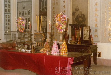 1978年关帝诞所预备的祭具及祭品，中间的香炉五供自1896年起沿用，为局内最具历史的文物之一。