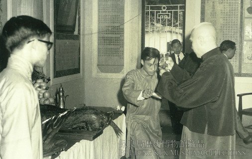 1967年，本局隆重举行关帝诞，邀请各界参与。相中可见当年顾问邓肇坚爵士以主祭人身份主持仪式。
