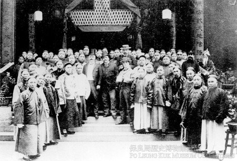 1896年，保良局於普仁街新局址举行开幕典礼。相片中间的西装人士分别为总登记官骆克爵士（左）及立法局非官守议员何启爵士（中）。