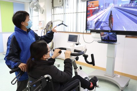 見習健體導師一職則主要利用科技及其他創新輔助工具，協助院舍的長者及殘疾人士進行復康運動。