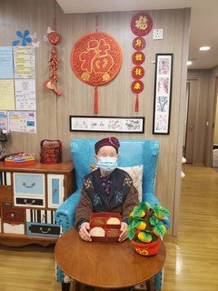 97歲的黎婆婆久違年糕的滋味，今年保良局引入「回味」流心軟餐年糕，終能重嚐美味。