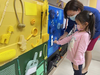 幼兒園設置不同學習區角，包括體能音樂活動區、閱讀區、模擬區及感官探索區等。