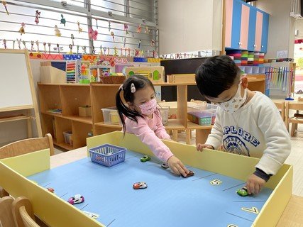 幼儿园以感官探索启迪创意为教学理念，提供适切且均衡的课程及学习活动，透过推行主题教学，让幼儿建构知识。