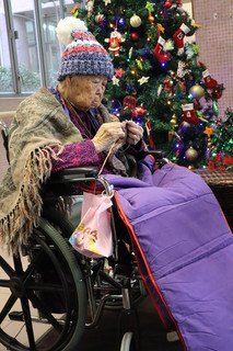 陈婆婆特别为曾孙亲手编织了冷颈巾及贴有近照的圣诞卡。