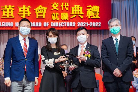 Ms Daisy C F HO, Chairman of the Po Leung Kuk Board of Directors 2020-2021, passed on the Po Leung Kuk official Seal to Mr L LAM, Chairman of the Po Leung Kuk Board of Directors 2021-2022. The Hon Caspar TSUI Ying-wai, JP, Secretary for Home Affairs, and Dr the Hon LAW Chi-kwong, GBS, JP, Secretary for Labour and Welfare, as witnesses.