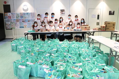 於疫情期間，中銀香港義工隊協助包裝及派發食物包予基層家庭。