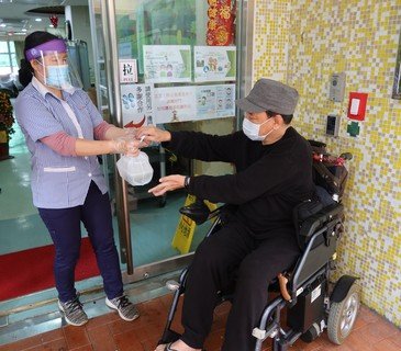 CLP Hotmeal Canteens distribute take-away hot meals for those in need to help grassroots individuals out of their predicament under the pandemic.
