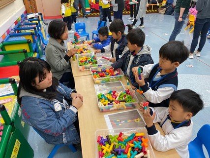 Kindergarten students learn about the concept of jobs and salary through the use of teaching tools.