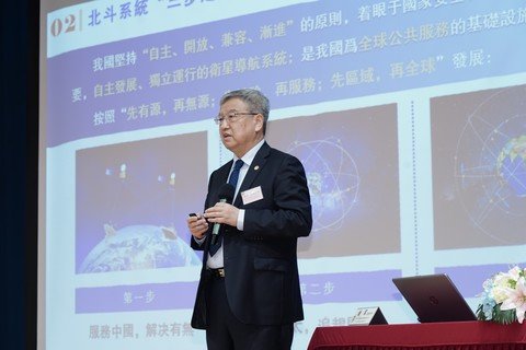 北斗三号卫星的首席总设计师谢军与保良局师生分享国家航天发展及科技。