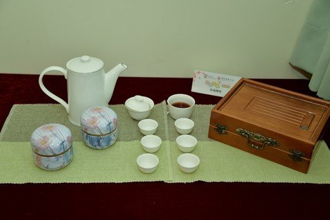 Courses such as handicrafts and tea ceremony can help for memory training and stimulate the senses for the elderly. 