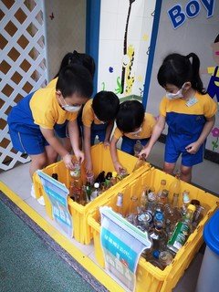 保良局属校设玻璃樽回收桶以进行废物分类及回收。