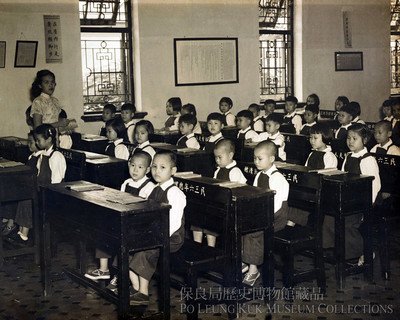 【Care and Nurture】During 1940s, children residents at Po Leung Kuk could be seen wearing overalls. Overalls gained popularity in 18th century Europe originally as a workwear, the trend was imported to Hong Kong following the industrial growth in 1950s; Many schools and organisations had used overalls as an uniform at that time.