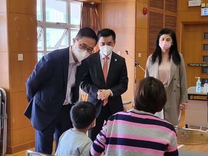 教育局杨润雄局长及保良局林潞主席到访保良局志豪小学，了解外展接种服务安排，并为参与学生打气。