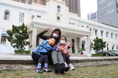 蘇主任陪伴住局兒童在總局的公園遊玩。