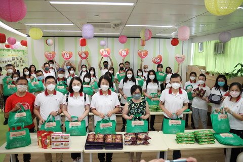 Volunteer teams from BOCHK and the Kuk’s service team worked together to pack gift bags for elders in need.