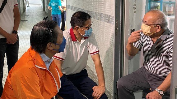 中國銀行（香港）義工隊到戶探訪長者，送上暖暖心意。