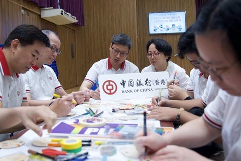 The BOCHK Youth Volunteer Team participated in the positive handicraft experiential activity during the service sharing session.