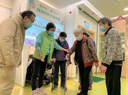 資助成立「創新科技資源中心」，透過講座及工作坊推廣科技產品，協助長者及殘疾人士改善居家生活，同時舒緩照顧者的壓力。