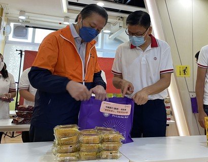 中國銀行（香港）孫煜副董事長兼總裁（右）帶領中銀香港義工隊，與陳主席於中秋節期間為探訪長者準備禮物。