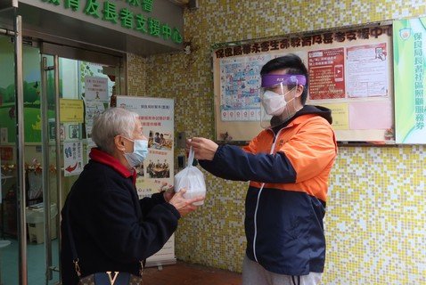 疫情下為受惠人士以外賣形式提供營養熱餐，減低堂食風險。