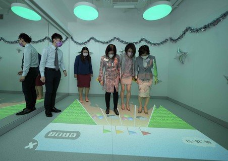 (Chinese only)學校設施獲雄彬慈善基金捐款增繕，引入包括互動體感遊戲室等設施。蔡若蓮局長更聯同捐款人葉吳彬彬女士及陳黎惠蓮副主席一同體驗互動遊戲。