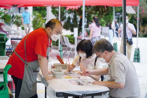 黑白相人手上色摊位