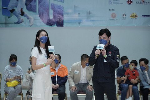 鄭兆康總教練及江旻憓小姐互相交流劍擊心得，勉勵在場參賽者享受比賽過程。