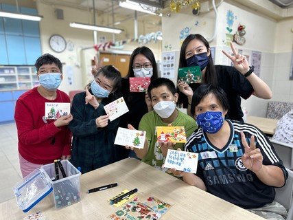 順豐香港義工與智障人士一同寫聖誕卡，在輕鬆的環境下，彼此交流及了解，促進共融。