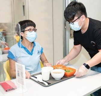 顺丰香港义工早前亦亲身到访深水埗区议会保良局石硖尾社区服务中心，为有需要人士送上营养热餐。