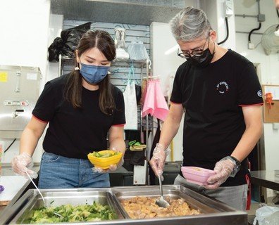 顺丰香港公共事务及传讯负责人廖家欣小姐（左）表示，顺丰香港与保良局建立完善的公益伙伴关系，携手为弱势社群提供援助。