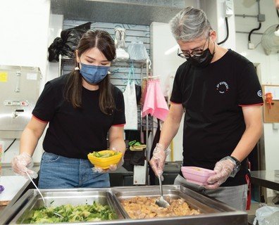 順豐香港公共事務及傳訊負責人廖家欣小姐（左）表示，順豐香港與保良局建立完善的公益夥伴關係，攜手為弱勢社群提供援助。