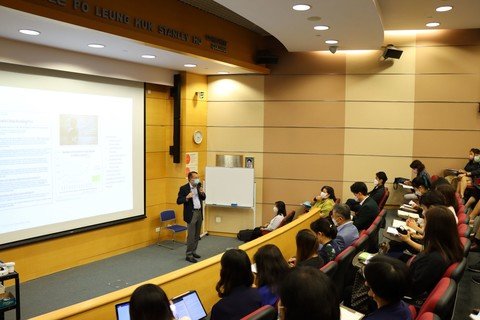 Po Leung Kuk conducted a child protection seminar earlier, featuring guests from various government departments and organisations to discuss topics such as the handling of cases related to child abuse and how to alleviate stress for child care workers etc.