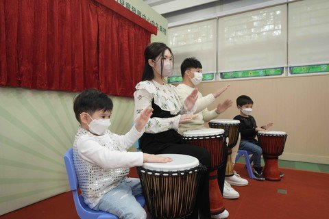 有特殊教育需要幼兒及他們的家長為嘉賓表演鼓樂，向倪文玲女士及出席賓客表達謝意。 