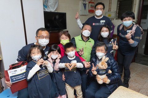 义工队带着新春福袋上门探访区内长者，向老友记送上佳节祝福。