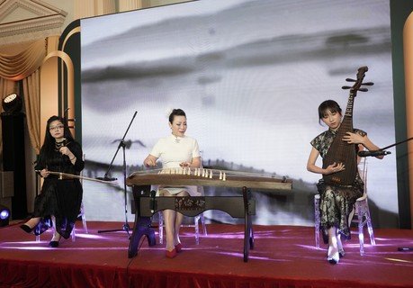 著名古箏演奏家鄒倫倫博士(中)與中樂團的演奏表演。