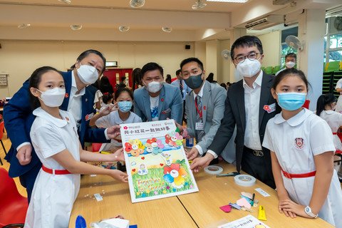 Dr Daniel CHAN, MH, Chairman of Po Leung Kuk (2nd from left ), Mr James LI Tsz Shu, Tencent Vice President of Public Affairs and Tencent Foundation Executive Director (4th from left ), and the Under Secretary for Education, Mr Jeff SZE Chun-fai, JP (2nd from right) participated in the creation of the Little Safflowers painting with students.