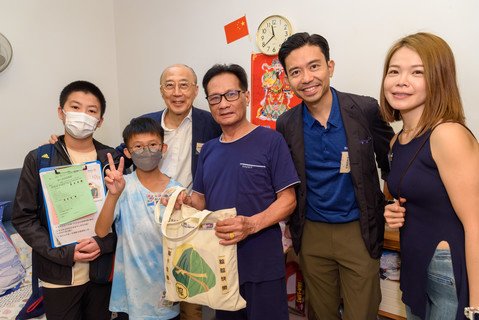 二零二四年六月童梦同行IV计划举办义工探访活动—百义同行，学员与义工一同探访皇后山邨的独居长者并送上端午节礼物包，太平山扶轮社创社社长及保良局己亥年主席马清楠律师, BBS, CStJ.太平绅士（后排左一）以及太平山扶轮社社长何智朗先生（右一）亦亲自到场支持。
