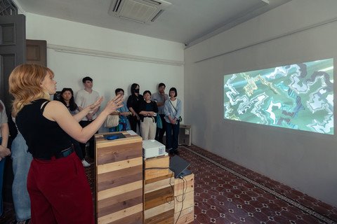 V54驻留艺术家於成果分享会期间向观众讲述她的作品理念和创作心得。