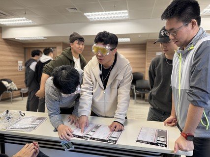 参加者透过工作坊体验生命历程，探讨生命的意义及培养同理心。