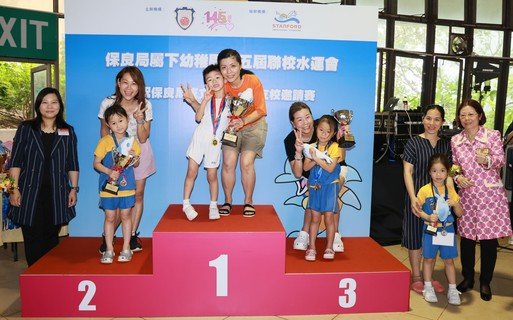 (Chinese only)幼兒與家長參與親子接力比賽，合力爭取佳績。