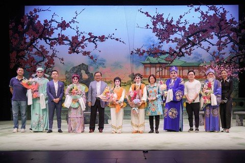 陳黎惠蓮主席及各籌委會主席感謝蓋鳴暉小姐和鳴芝聲劇團一直支持保良局慈善工作。