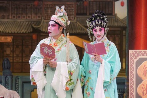 一众慈善演出嘉宾出钱又出力，合力演出《保良客栈》，以轻松有趣的方式向大家介绍保良局多元化服务。