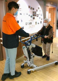 (Chinese only)陳國浩任職見習健體導師時協助長者進行復康及認知訓練，並運用樂齡科技產品為長者設計日間康樂活動。