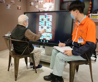 (Chinese only)陳國浩任職見習健體導師時協助長者進行復康及認知訓練，並運用樂齡科技產品為長者設計日間康樂活動。