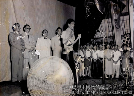 《万恶淫为首》表演照片（1952年）享负盛名的粤剧名伶新马师曾（中）於油麻地普庆戏院上演自编剧目《万恶淫为首》，演出著名一幕「乞食」，更以冷水浇头唱戏，引来观众争相献捐。