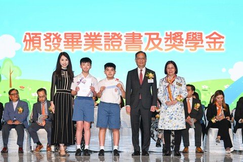 (Chinese only)香港都會大學校長林群聲教授(右二)頒發獎學金予保良局屬下小學畢業生，並由保良局主席兼屬校總校監陳黎惠蓮女士(右一)陪同。