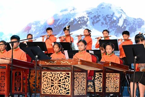 (Chinese only)保良局小學聯校中樂團為典禮演奏多首悦耳樂曲。