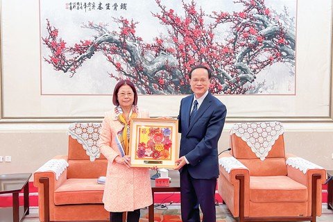 保良局癸卯年主席陈黎惠莲女士代表董事会访问团，致送由本局康复服务残疾人士亲手制作的摺纸花画予中央统战部三局彭岭果副局长。