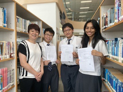 保良局属校蔡继有学校总校长庄美珍女士（左一）与「榜眼」田㦤祈（右一）、叶恩宇（右二）及「探花」林道安（左二）合照。
